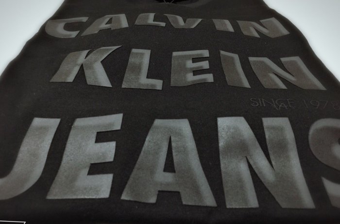 CK Calvin Klein Jeans 小V 短袖 T恤  漆皮印花 立體大LOGO  現貨