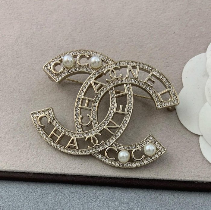 全新 Chanel 香奈兒 淡金色 珍珠水鑽鏤空胸針 別針（AB4879）