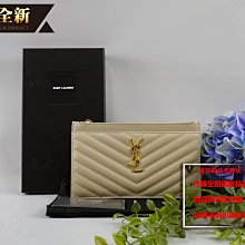 優買二手精品名牌店 YSL 636312 駝色 魚子醬皮 金色 LOGO 拉鍊 夾 化妝包 收納包 手拿包 小物包 全新