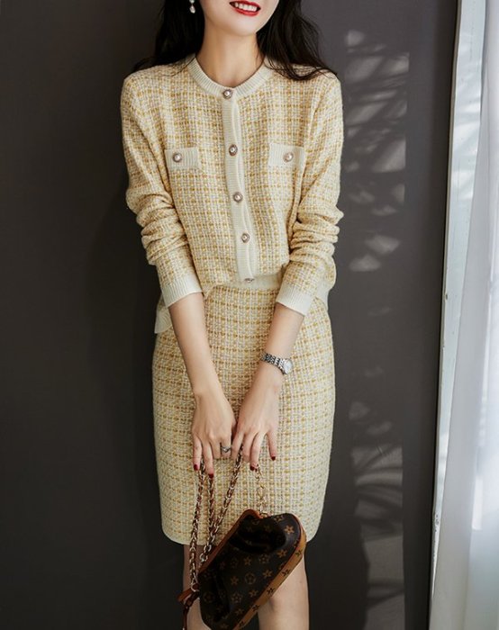 歐美 mj 新款 小香風 保暖舒適羊毛絨 金絲線珍珠扣 圓領針織開衫+高腰短裙 套裝 兩色 (V1111)