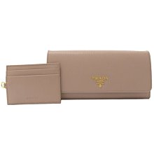 【茱麗葉精品】全新精品PRADA 1MH132 VITELLO MOVE浮雕LOGO雙扣式長夾.奶茶色 預購無現貨