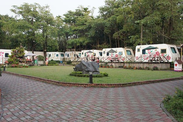 快樂自由行 嘉義 平日一般雙人房詩情花園渡假村 露營車  雙人含早餐 可使用免費腳踏車