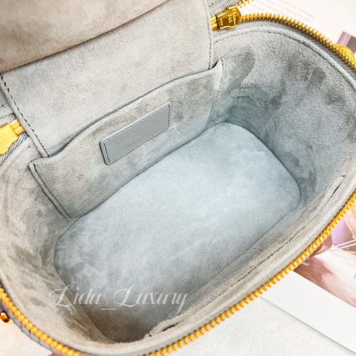 【黎都精品】DIOR 迪奧 S5488 TRAVLE 小號 灰藍 金釦 藤格紋 化妝箱 斜背包 側背包 手提包 兩用包