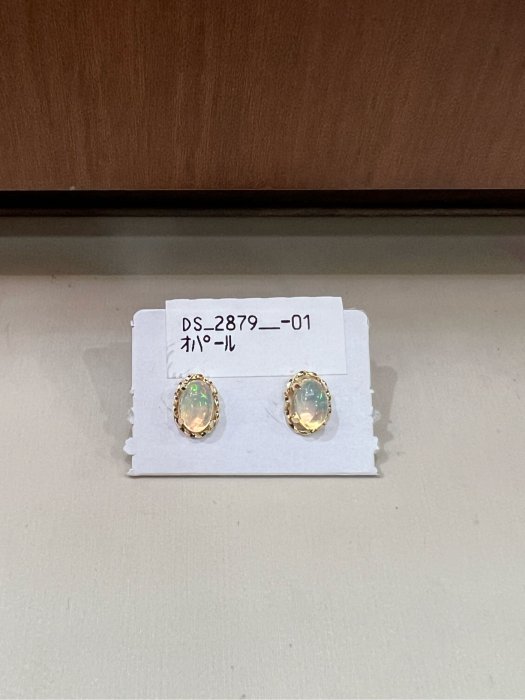 日本進口輕珠寶18K金天然蛋白石耳環，簡單耐看造型設計款，超值優惠價6980元，復古橢圓型車工現貨一對，蛋白石顏色超美