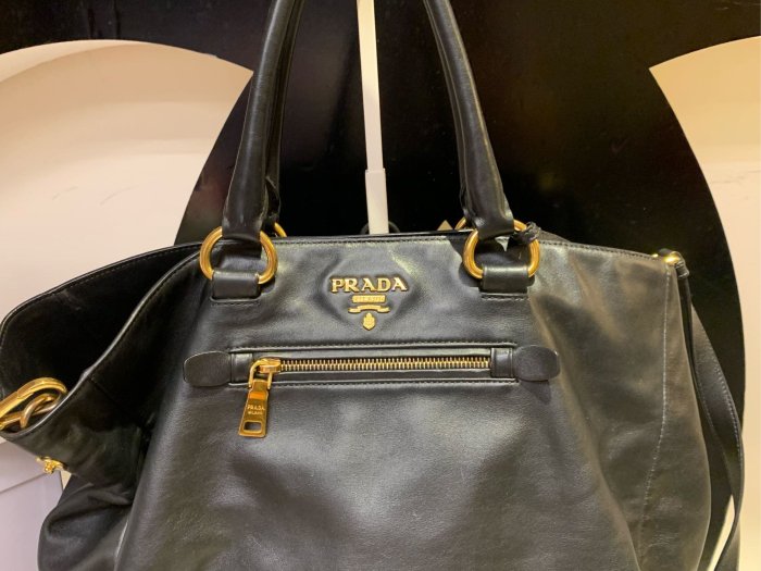 ※芯閣名牌精品店※ PRADA 金色浮雕 LOGO 黑色牛皮 肩背/手提 兩用購物包 托特包 旅行袋 88成新