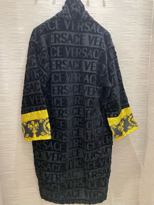 【EZ兔購】~正品 VERSACE 凡賽斯 女神頭 頂級黑牌  圖案帶浴袍 潘瑋柏 中國有嘻哈現貨 黑色