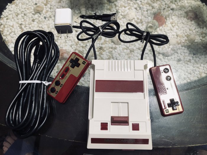 土城可面交便宜賣原廠 任天堂 Nintendo Family Computer 經典迷你紅白機 電玩主機二手貨FC游戲機