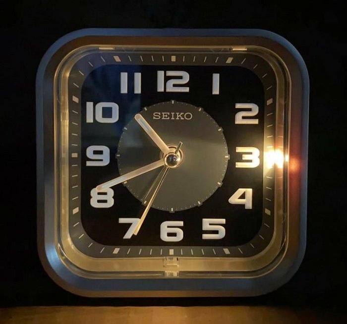 SEIKO ALARM CLOCK 日本精工漸進式電子音貪睡夜光正方形靜音鬧鐘 型號：QHE128A【神梭鐘錶】