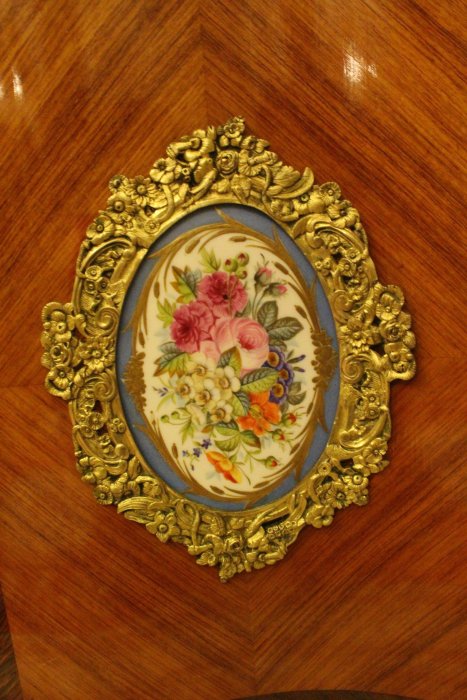 【家與收藏】特價頂級稀有珍藏歐洲百年古董19世紀路易時期法國國寶塞弗爾Sèvres瓷畫花卉鎏金梳妝台/展示櫃