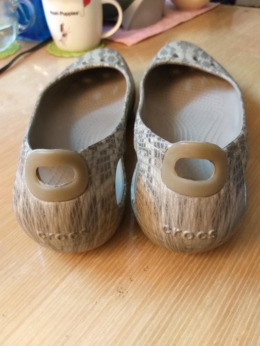 CROCS 時尚灰蟒紋女休閒鞋. 真品 低價隨便買賣。 size: W8 =39