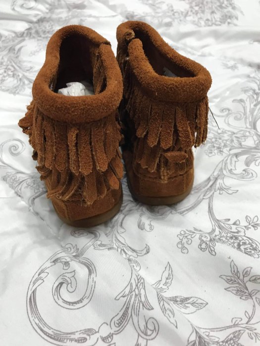 美國官購Minnetonka Double Fringe Side Zip Boot咖啡麂皮平底流蘇女童靴2號含運在台