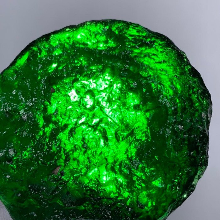 捷克隕石是一種玻璃隕石，無磁性規格：5.5×4.9×1.5厘米 凈重56.6克3503 奇石 擺件【九州拍賣】