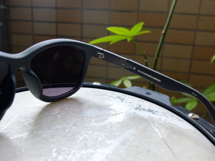 羅拉快跑 日本製設計師ALEXANDER WANG LINDA FARROW 聯名特殊拉鍊造型鐵灰板料膠框太陽眼鏡