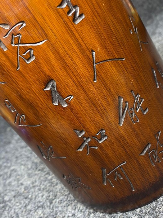 竹雕筆筒竹雕也稱竹刻，是在竹制的器物上雕刻多種裝飾圖案和文字，或用竹根雕刻成各種陳設擺件。 舊藏 老貨 雜項【老物件】9253