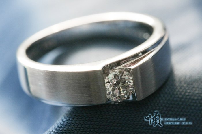 順順飾品--鑽石戒指--簡潔線條夾鑲男版天然鑽石戒指┃主鑽0.35ct.F.VVS1.H&A