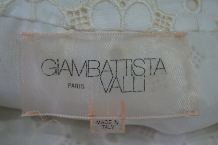 GIAMBATTISTA VALLI   白色簍空花外套   原價  85600     特價  16000