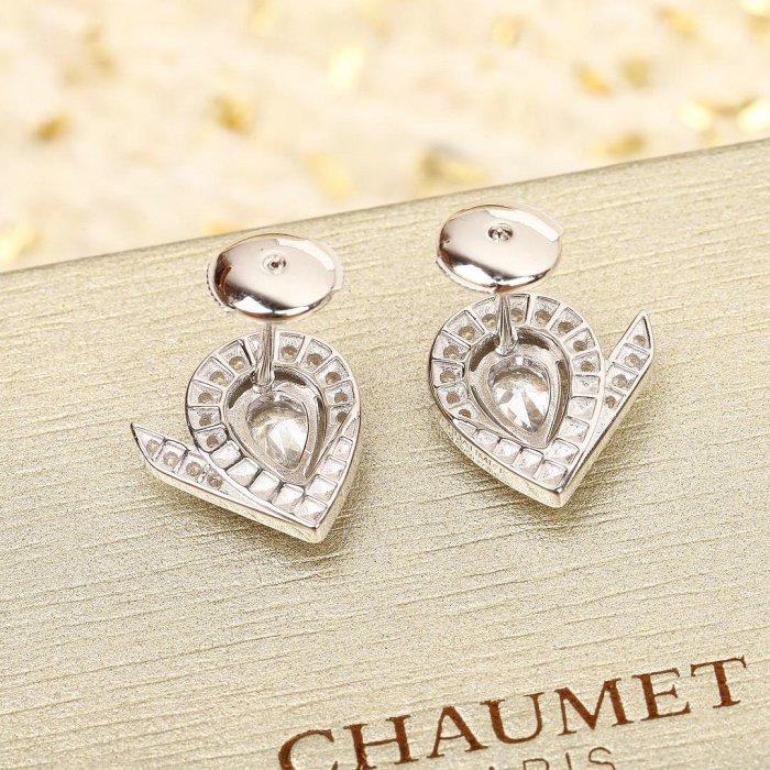 在Joséphine繫列中，Chaumet將冠冕與經典白鷺飾件的“V”字造型融入現代珠寶設計。