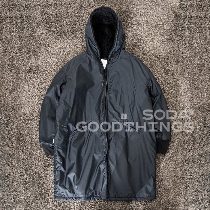 【MOMO全球購】SFC BENCH COAT 輕質防水尼龍保暖抓絨連帽風衣外套 22aw