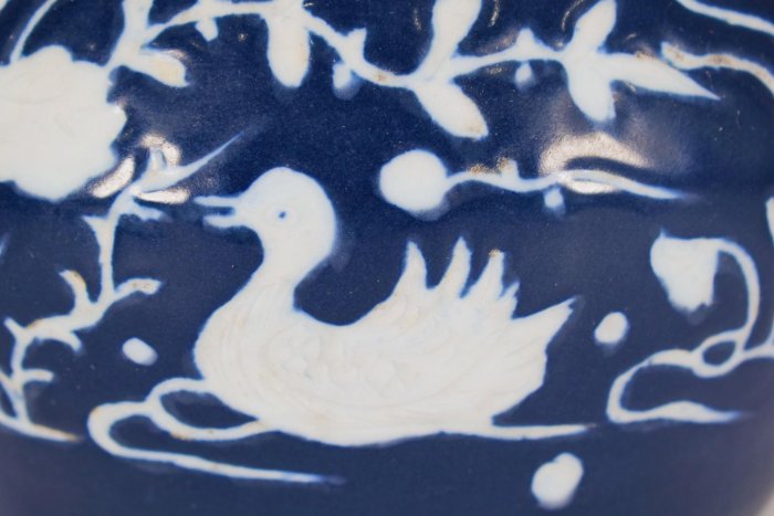 元代霽藍釉蒲白雕刻鴛鴦戲水紋天球瓶400高30厘米直徑22厘米111 瓷器 