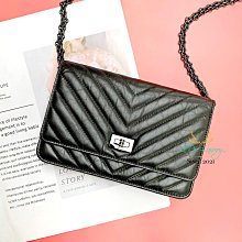 【黎都精品】Chanel 香奈兒 A70328 黑色 2.55 so black 山形紋 WOC 肩背包 斜背包