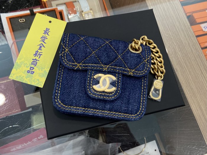 ☆最愛二手精品☆ CHANEL 全新香奈兒藍色牛仔丹寧金釦金鍊釦式翻蓋吊飾卡片夾零錢包吊飾包 AP3355 XG4444