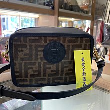 ☆最愛二手精品☆ FENDI 全新經典老花 F LOGO 黑色皮革相機包斜背包肩背包昆凌款 XD8264 8BS019