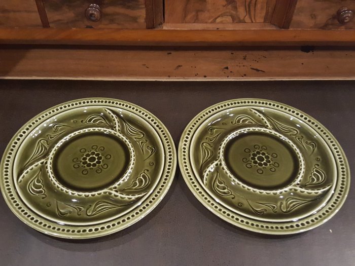 【卡卡頌 歐洲跳蚤市場/歐洲古董 】德國老件_橄欖綠 雕刻 老瓷盤 分隔餐盤 p0669