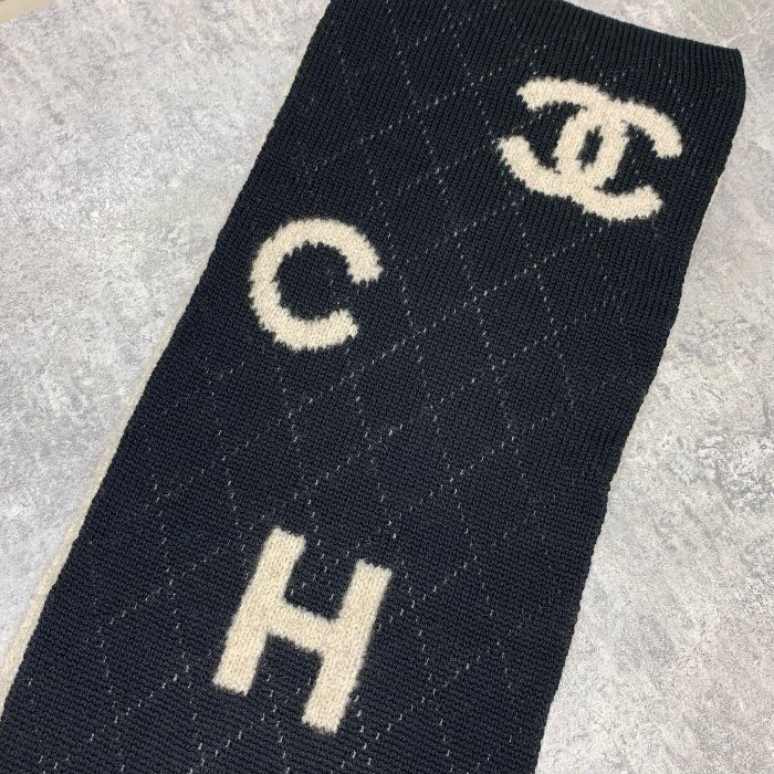 Chanel 雙面圍巾 山茶花 logo 字母 黑/19&#92;《精品女王全新&二手》