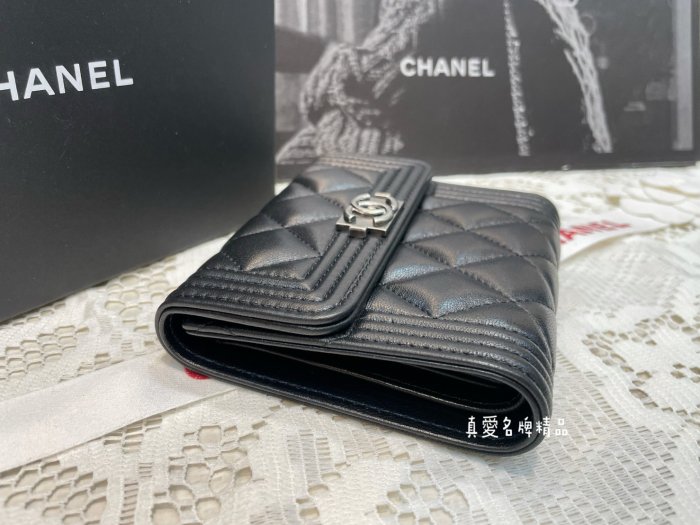 《真愛名牌精品》CHANEL A80734  BOY 黑色羊皮 霧銀扣 三折 短夾*全新品*代購