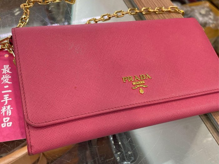 ☆最愛二手精品☆ PRADA Woc 桃紅色防刮牛皮金字金鍊釦式翻蓋肩背包斜背包手拿包晚宴包 1M1440 B8408