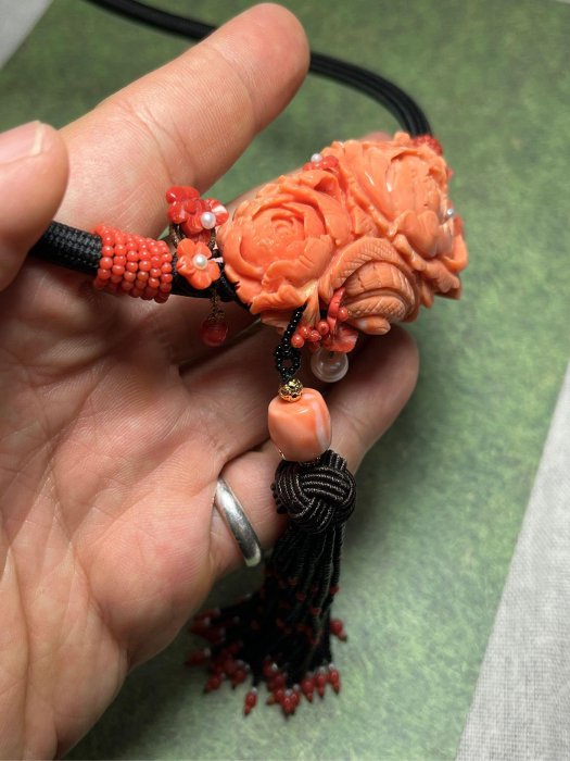 早期收藏老料有機寶石momo紅珊瑚藝術立體雕刻富貴牡丹盛開綻放復古式中國風宮廷貴族款流蘇項鍊