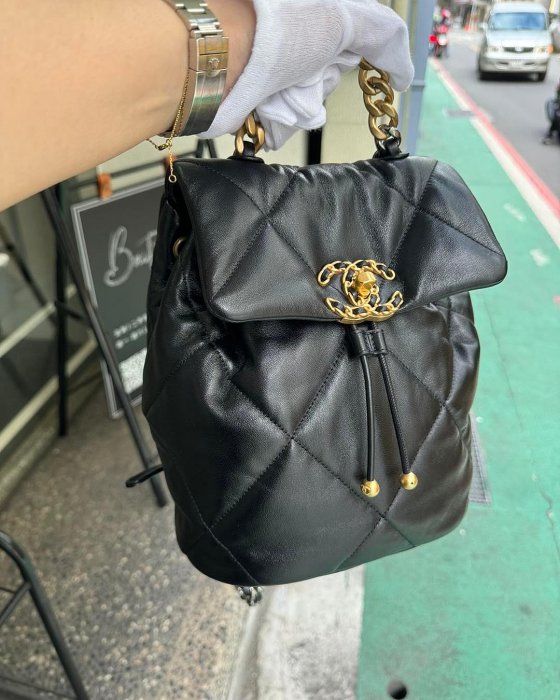 典精品名店 Chanel 真品 AS4223 黑色 束口 菱格 雙C 小羊皮 金銀釕 三色鍊 手提包 後背包 現貨