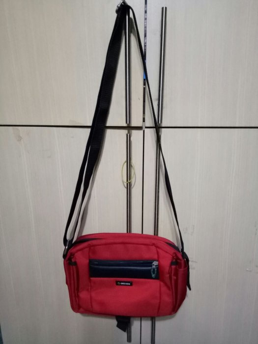 專櫃DECODE紅斜背包15x23x6cm（桌袋）9。5成新
