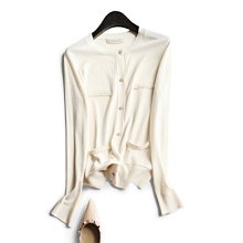 歐單 新款 優雅氣質小香風 拉毛珍珠裝飾口袋 親膚舒適 薄款圓領針織開衫小外套 兩色 (K1181)