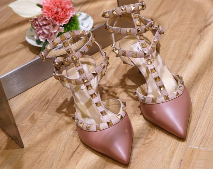 Valentino 汎倫鐵諾 Rockstud Kitten-Heel Pumps 龐克卯釘裸/膚中跟鞋 現貨