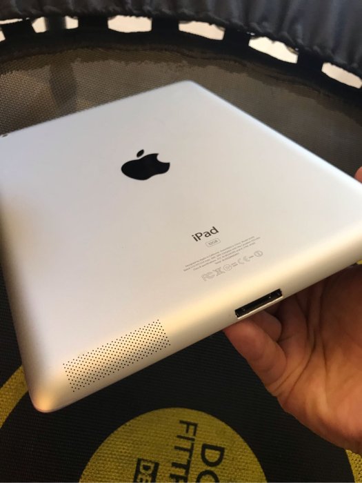 二手良品 iPad 2代 32G 第二代 銀色 平板電腦 Apple產品 9成新 小刮傷 可上網 看電影聽音樂文書處理