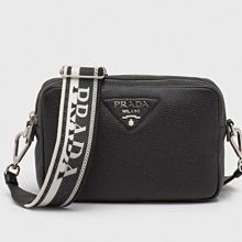 【茱麗葉精品】【預購商品】  PRADA 1BH082 浮雕LOGO 荔枝牛皮雙層斜背相機包.黑