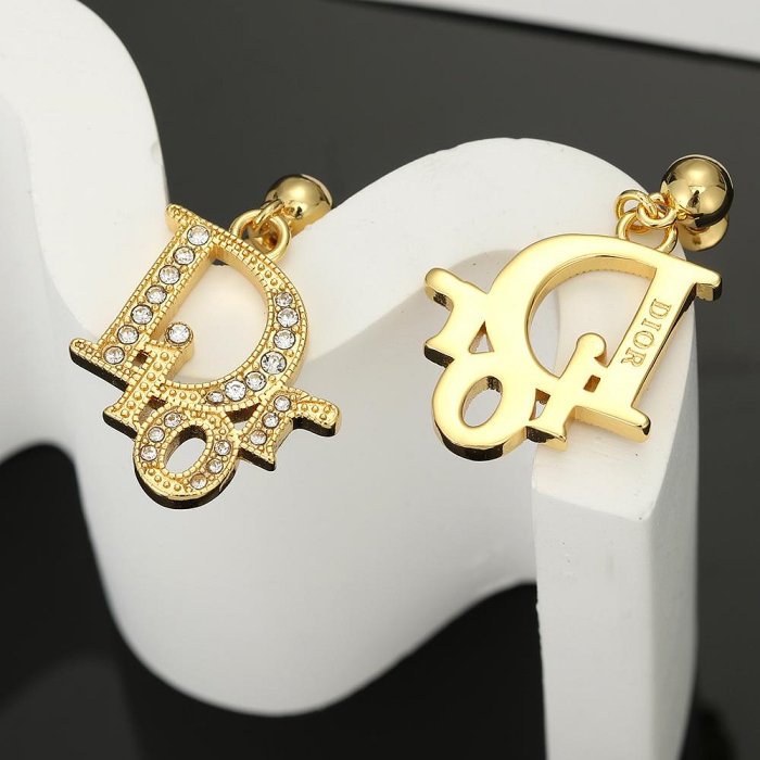 迪奧字母DIOR珍珠耳環  這款 Dior Tribales 耳環在 Dior 標志性款式的基礎上演繹出新的 NO72808