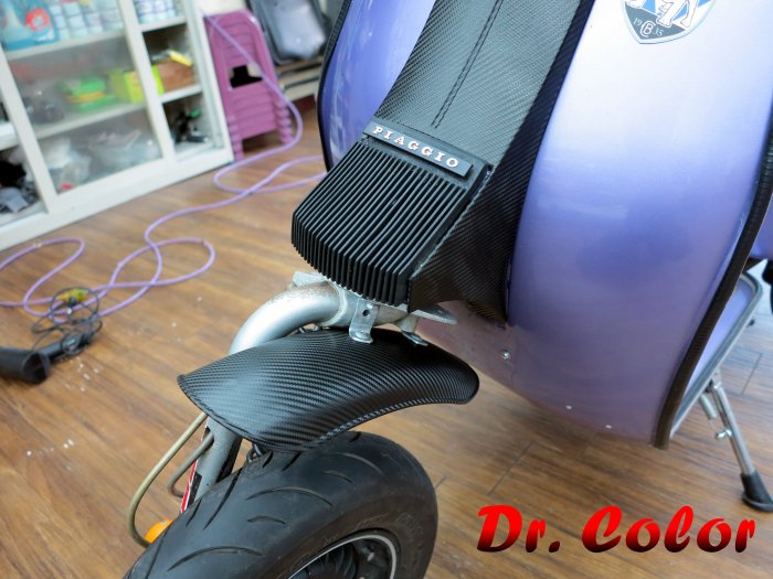 Dr. Color 玩色專業汽車包膜 Vespa PX 150 黑carbon_車頭面板 /前土除