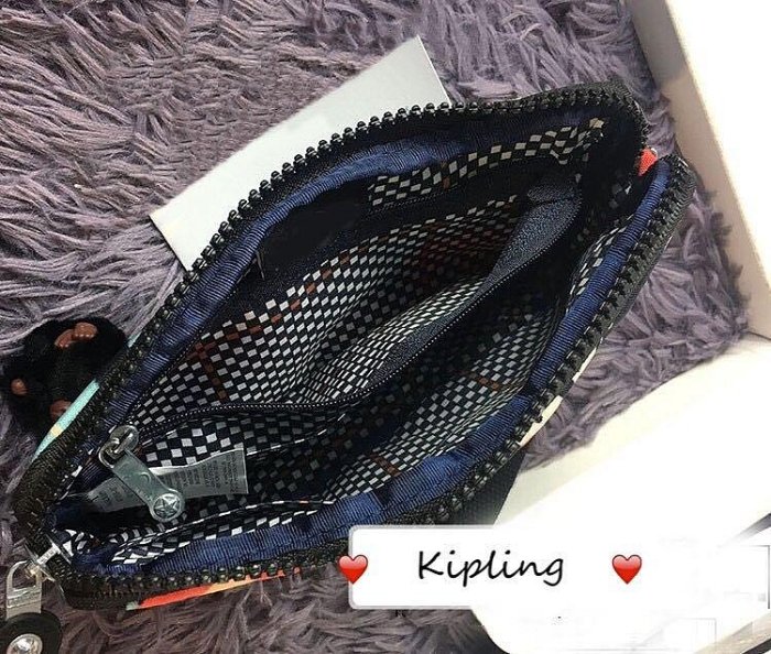 現貨直出 Kipling 猴子包 卡其條紋  K70109 拉鍊手掛包 零錢包 長夾 手拿包 鈔票/零錢/卡包 輕便多夾層 防水 限量 明星大牌同款