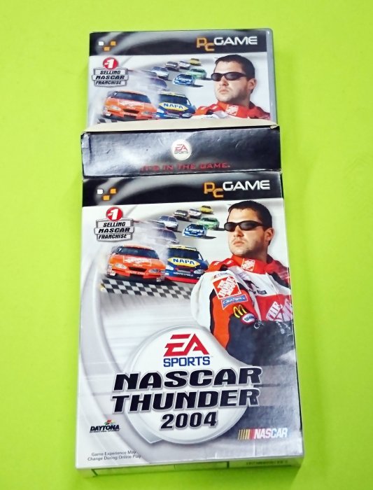 PC NASCAR THUNDER 2004英文版 EA經典賽車遊戲，操作簡單，英文版不影響遊戲。原裝進口盒裝