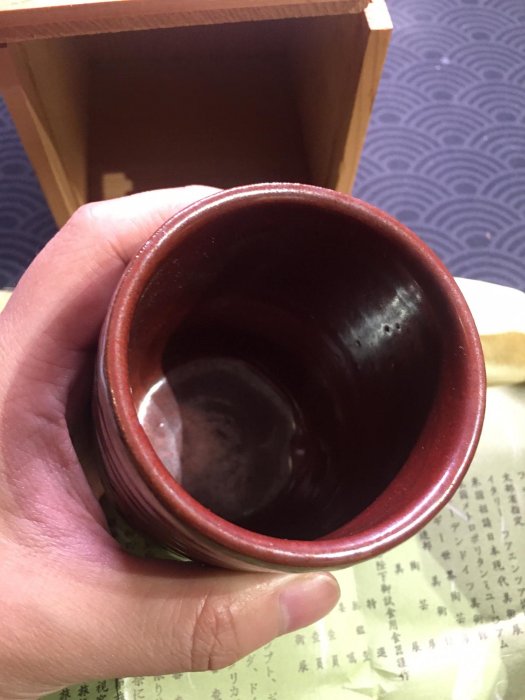 【二手】日本名家鈴木青青作鐵赤釉湯吞杯，主人杯，茶杯，原盒原陶歷貢布32709【如意坊】圓雕 根雕  檀木