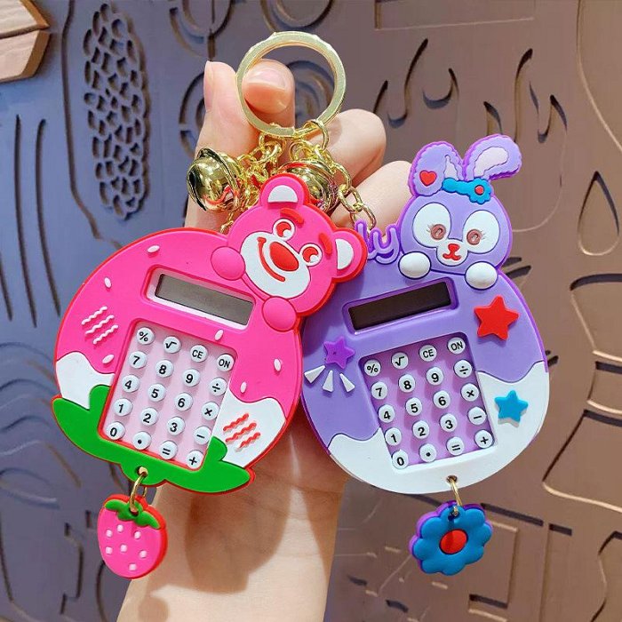 禮物交換 可愛卡通草莓熊計算器鑰匙圈鑰匙扣創意迷宮游戲汽車書包鑰匙鏈掛件 鑰匙扣掛飾 鑰匙圈吊飾 包包掛飾ZC001