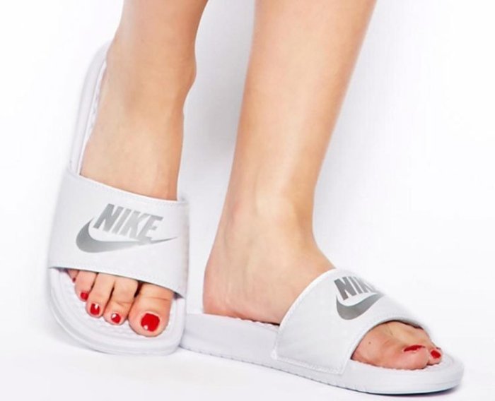 =CodE= NIKE WMNS BENASSI JDI 3D菱格斜紋皮革拖鞋(白銀) 343881-102 GD 女