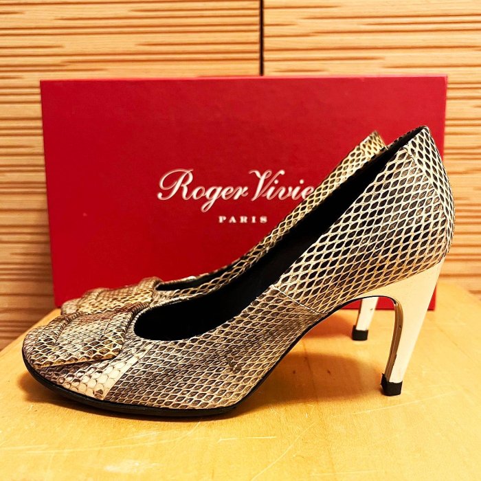 法國 Roger Vivier．RV Belle de Nuit 經典方釦圓頭高跟鞋 (正品．八成新)