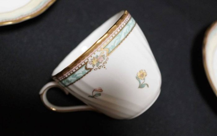 日本製 [ 金彩絕版品 ]~日本製名瓷~鳴海NARUMI骨瓷粉藍花草系列~茶杯咖啡杯組1杯1盤