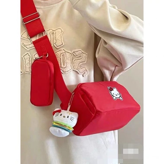 JYUN’S 新款紅色hello kitty 吐司立體斜背包 斜跨包休閒百搭側背包 附漢堡🍔kitty吊飾預購