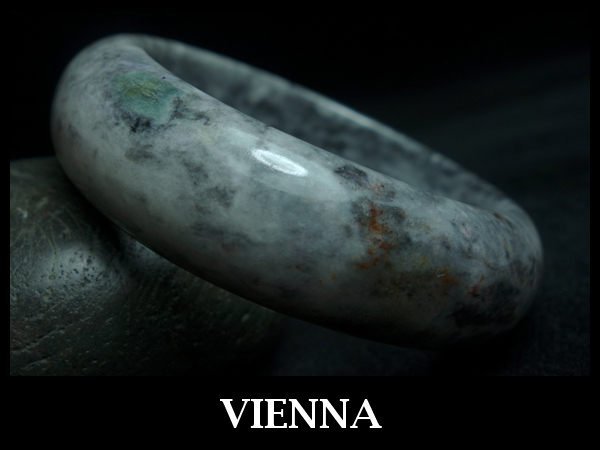 《A貨翡翠》【VIENNA】《手圍16.3/17mm版寬》緬甸玉/冰種山谷墨花紅翡/玉鐲/手鐲L-042