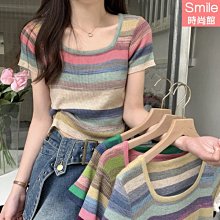 【V3831】SMILE- 輕甜主義．彩虹條紋修身方領短袖針織衫