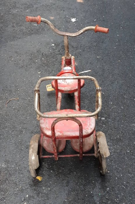 二手~早期老品鐵皮兒童車三輪車 小孩幼童腳踏車 學步車童玩具~~稀有珍貴 值得收藏~濃濃懷舊風 彷彿走進時光隧道中